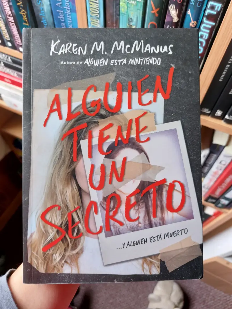 Libro 'Alguien Tiene Un Secreto'