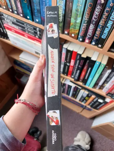 Libro 'Alguien Tiene Un Secreto' - miniatura 2