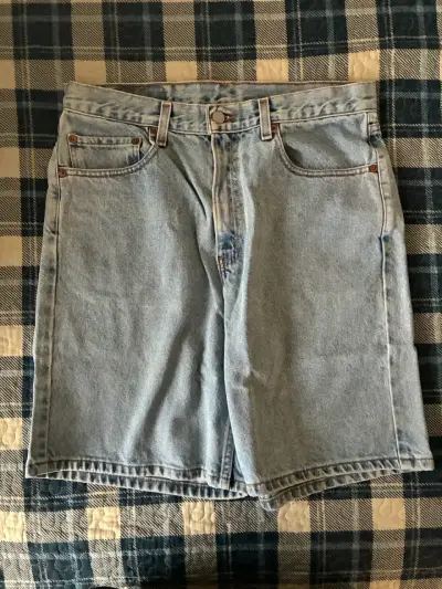 Shorts de mezclilla azul claro para hombre - miniatura 1