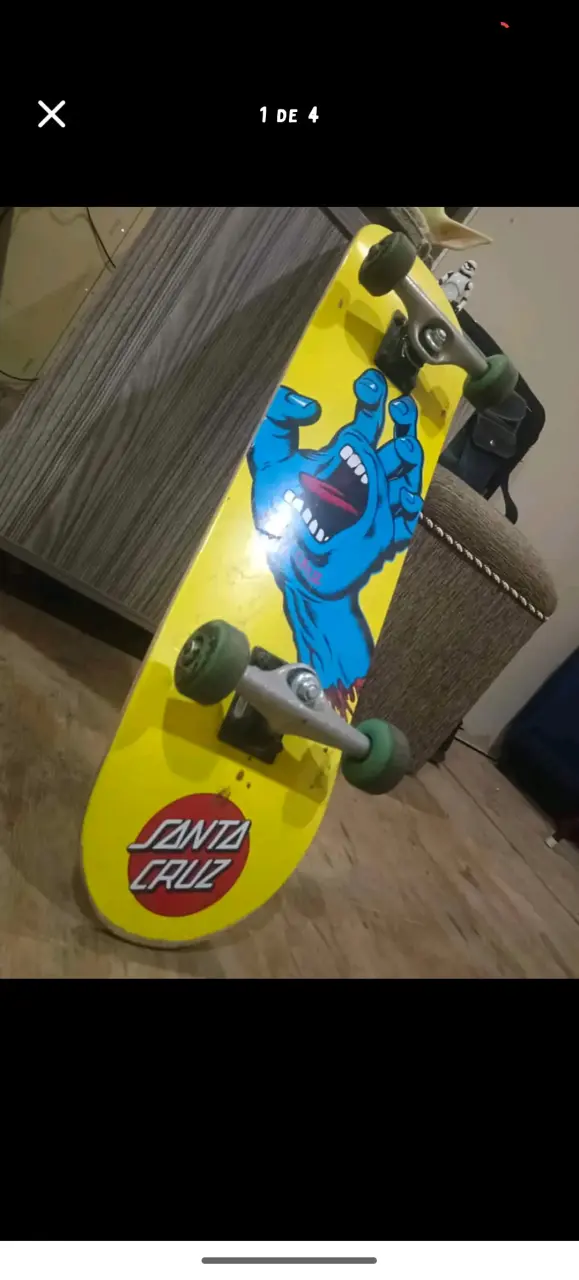 Skateboard Santa Cruz amarillo con diseño gráfico