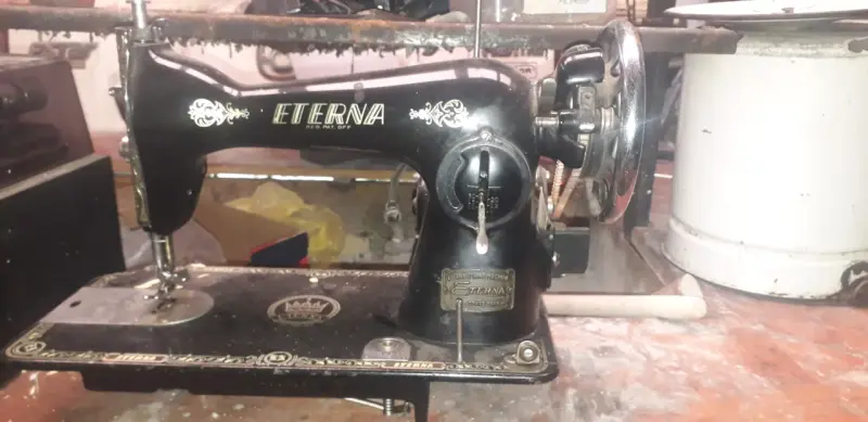 Máquina de Coser Antigua Eterna Negra conversable - 3