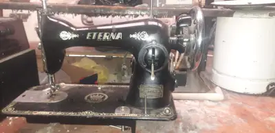 Máquina de Coser Antigua Eterna Negra conversable - miniatura 3