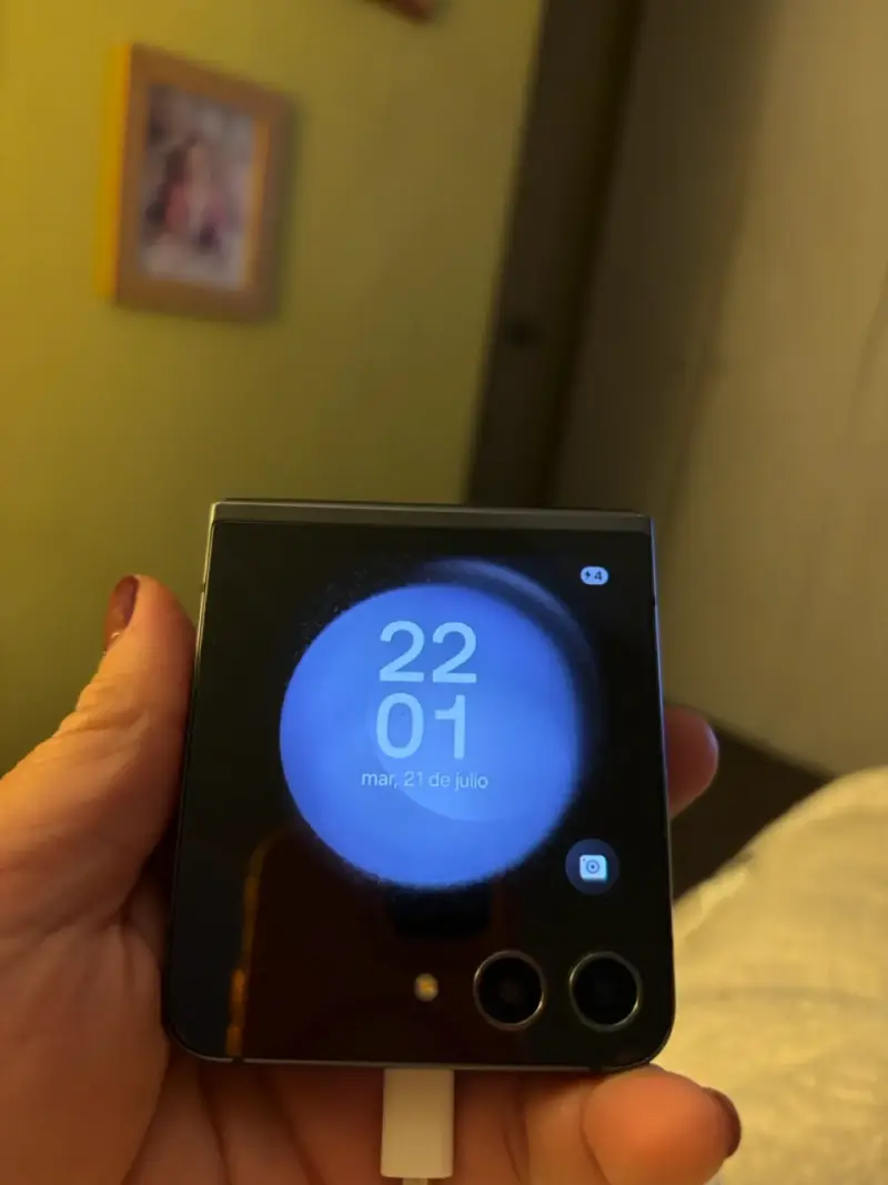 Samsung Galaxy Z Flip5 plegable en buen estado - 1