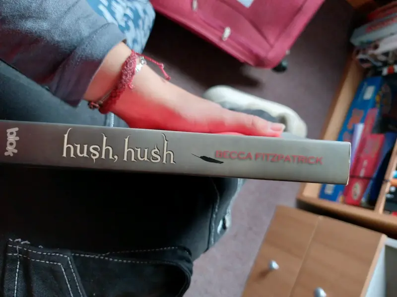 Libro 1 'Hush, Hush' - 2