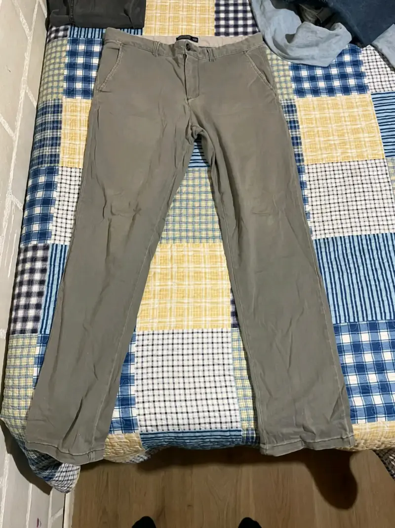 Pantalones casuales color caqui para hombre