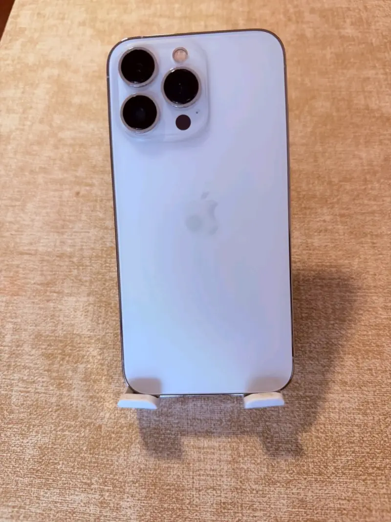iPhone 13 Pro en buen estado color blanco - 2