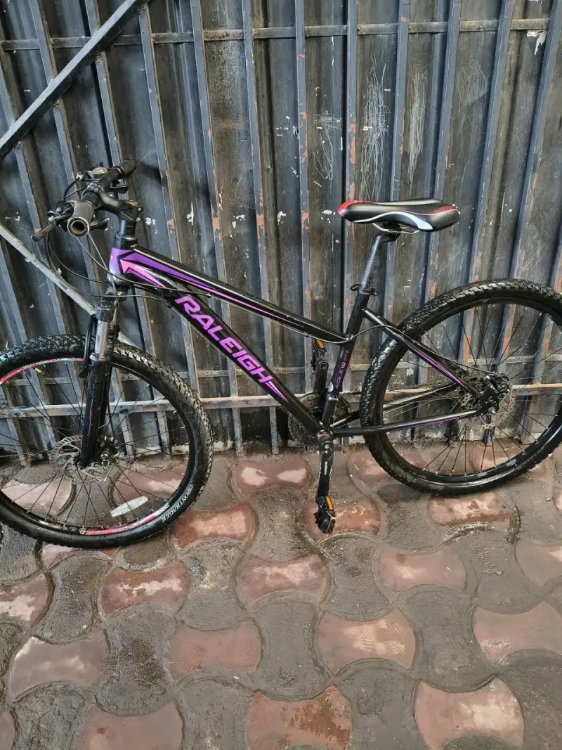 Bicicleta de montaña Raleigh negra con accesorios - 1