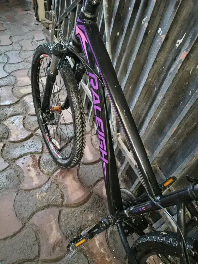 Bicicleta de montaña Raleigh negra con accesorios - miniatura 3