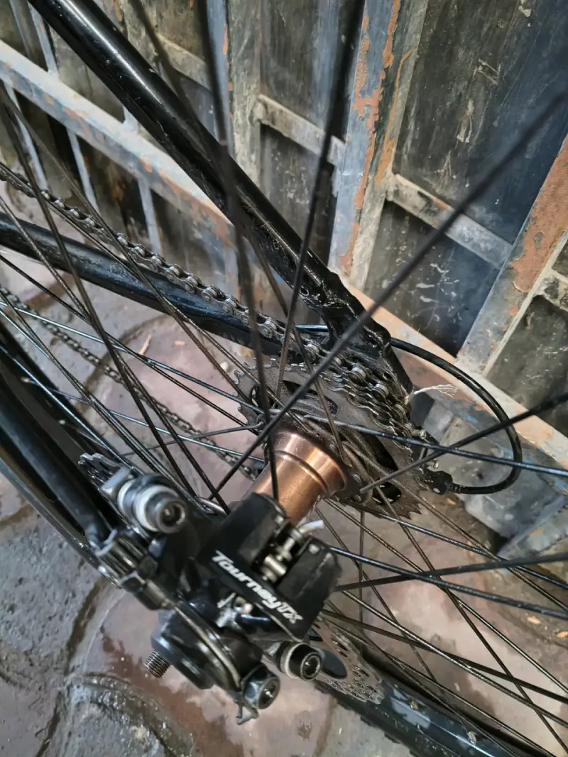 Bicicleta de montaña Raleigh negra con accesorios - 6