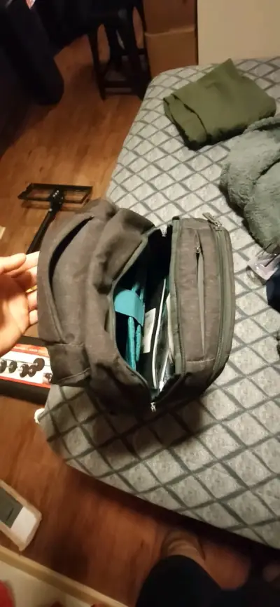 Mochila gris con múltiples compartimentos - miniatura 1