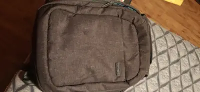 Mochila gris con múltiples compartimentos - miniatura 2