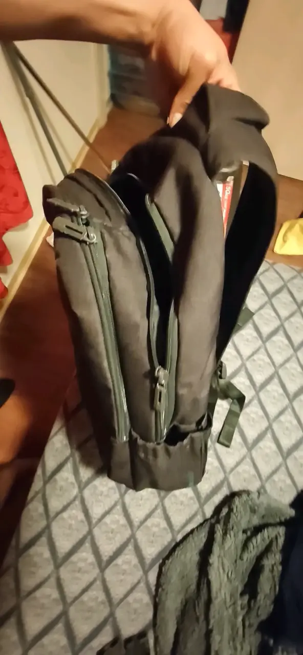 Mochila gris con múltiples compartimentos - 3