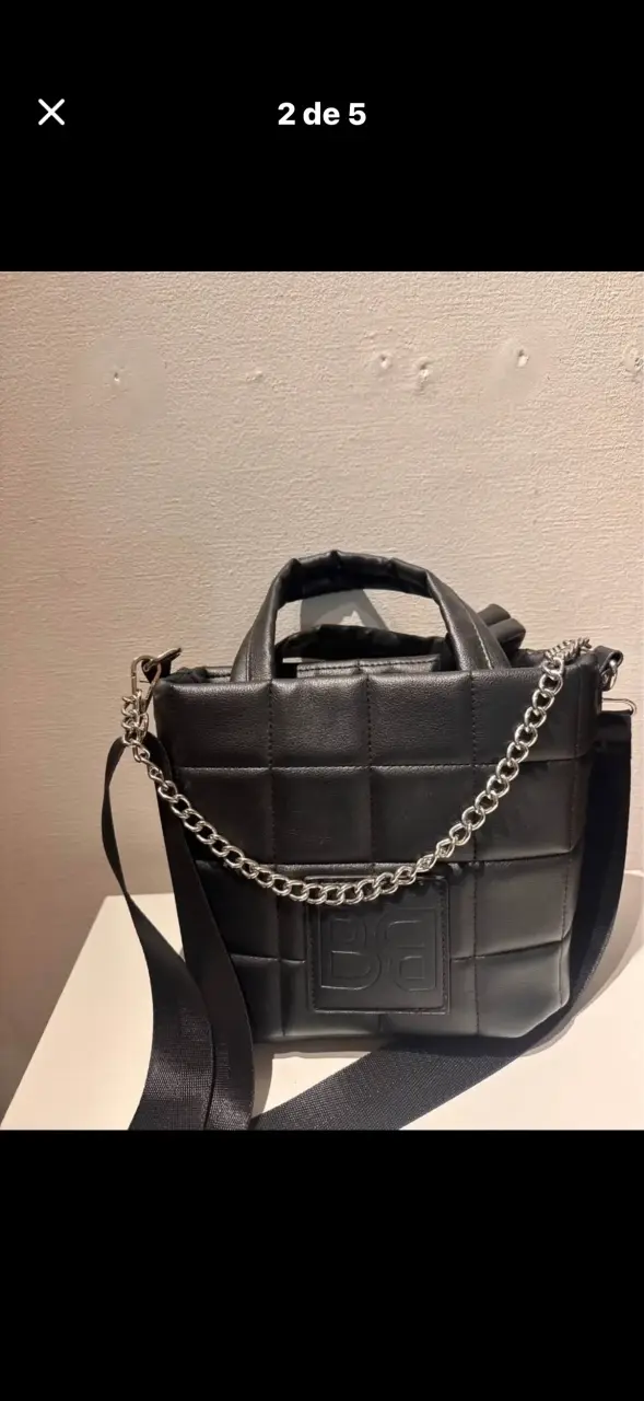 Bolso negro acolchado con correa ajustable - 2
