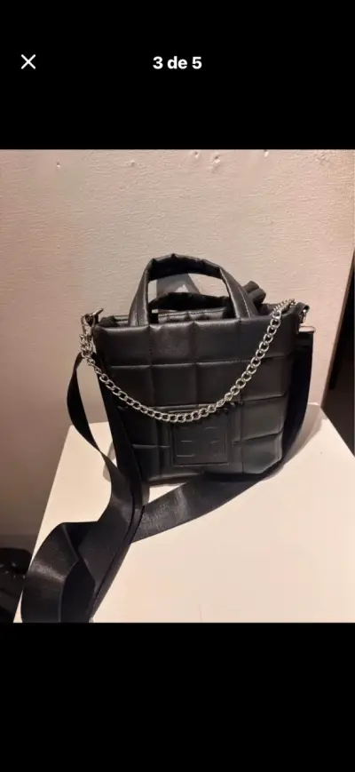 Bolso negro acolchado con correa ajustable - miniatura 3