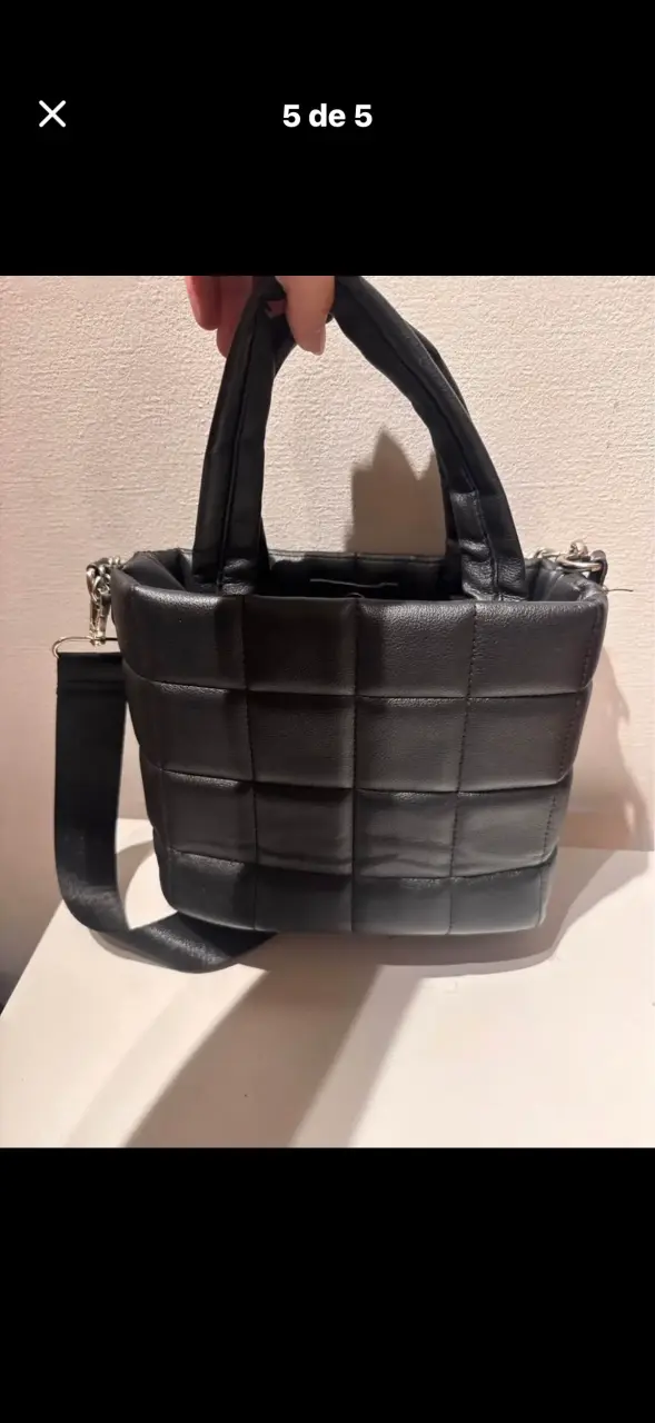 Bolso negro acolchado con correa ajustable - 4