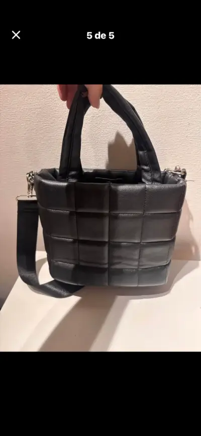 Bolso negro acolchado con correa ajustable - miniatura 4