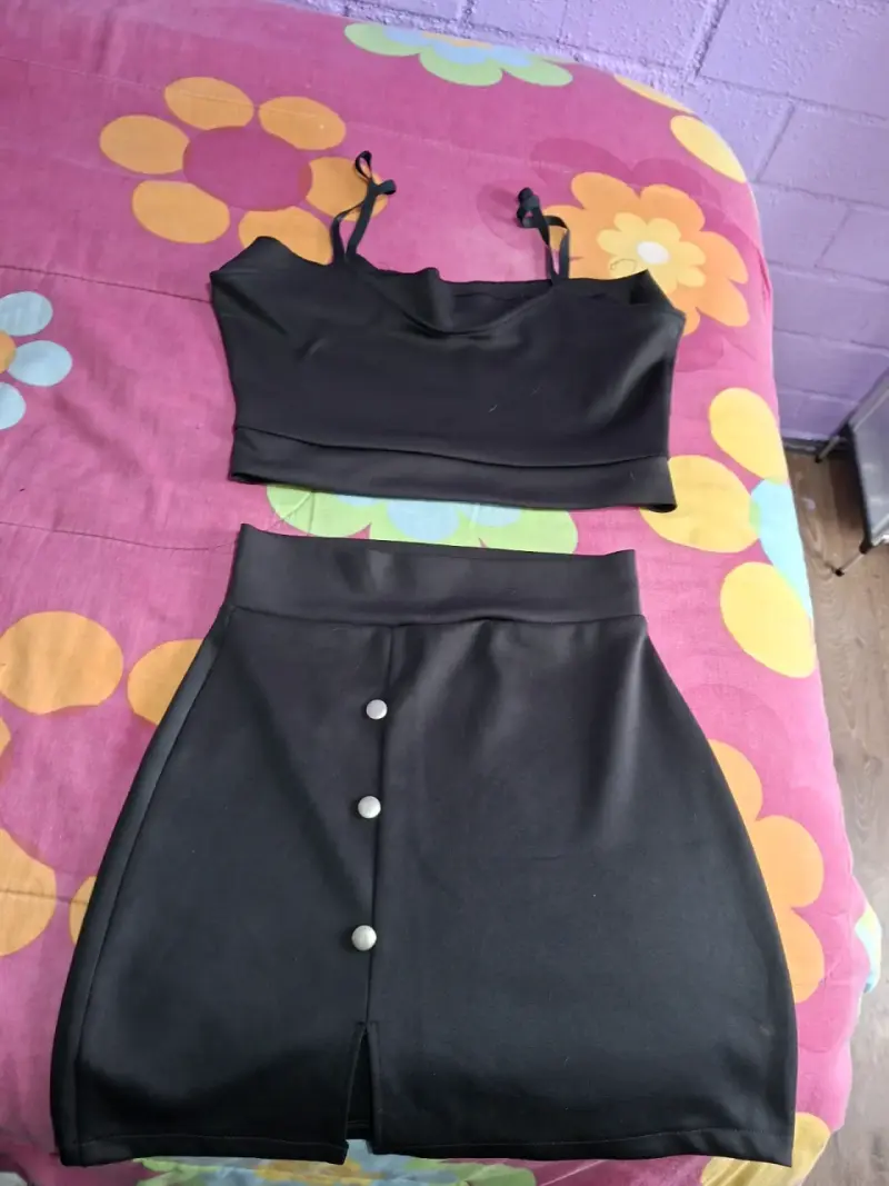 Conjunto de top y falda negra elegante