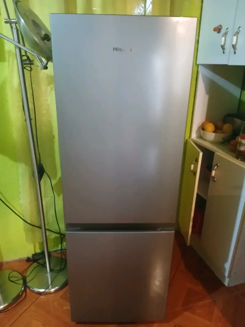 Refrigerador Hisense de dos puertas en buen estado - 1