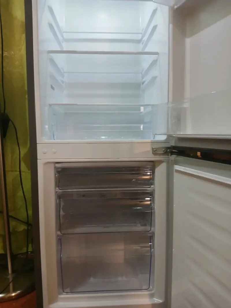 Refrigerador Hisense de dos puertas en buen estado - 2