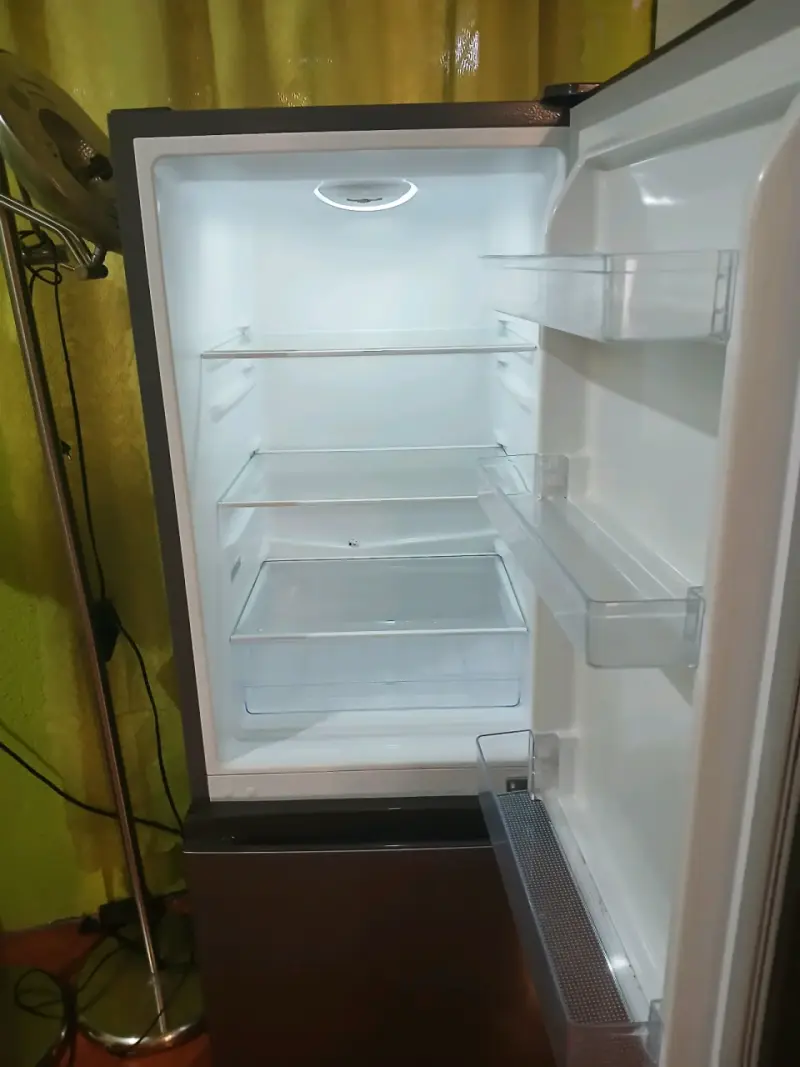 Refrigerador Hisense de dos puertas en buen estado - 3