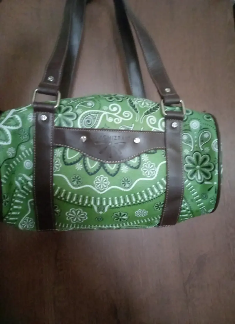 Bolso de mano verde con diseño floral de Diseñador - 4
