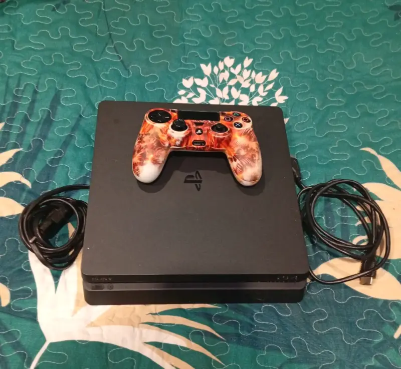 Consola PlayStation 4 con control personalizado - 1
