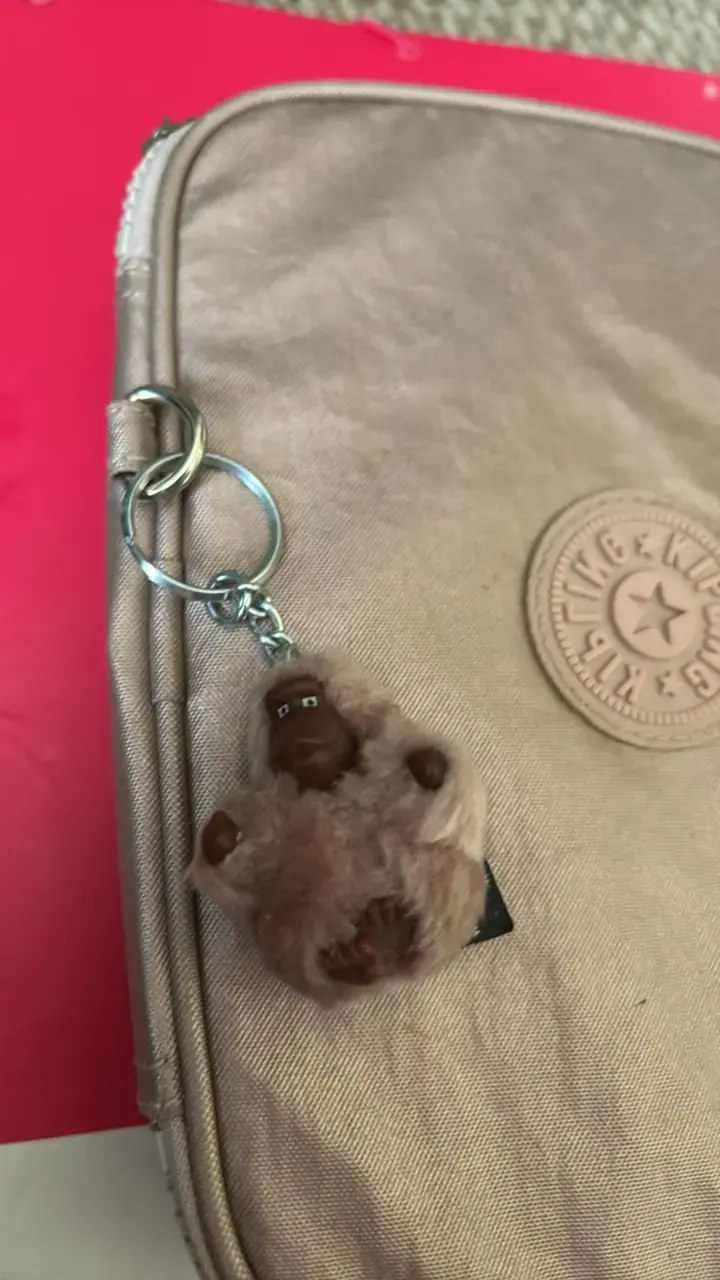 Estuche Kipling beige con llavero de mono - 2