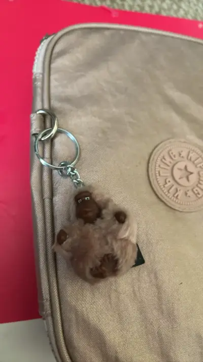 Estuche Kipling beige con llavero de mono - miniatura 2