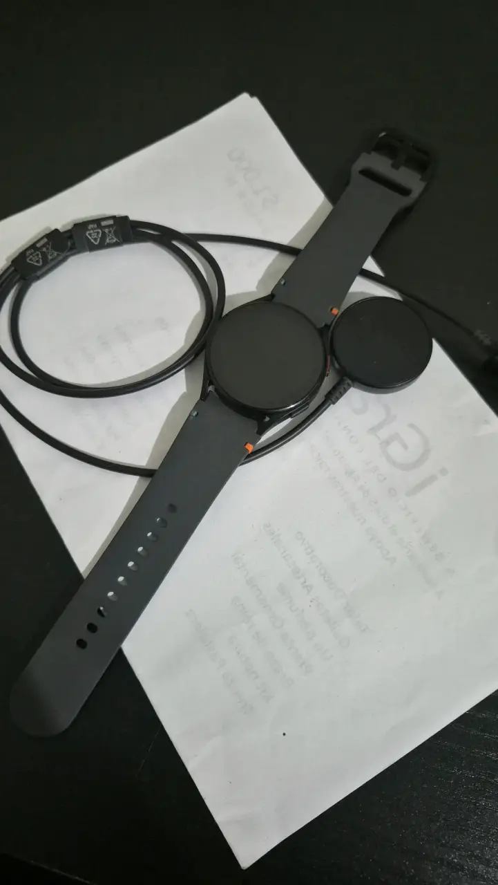 Smartwatch negro con cargador magnético