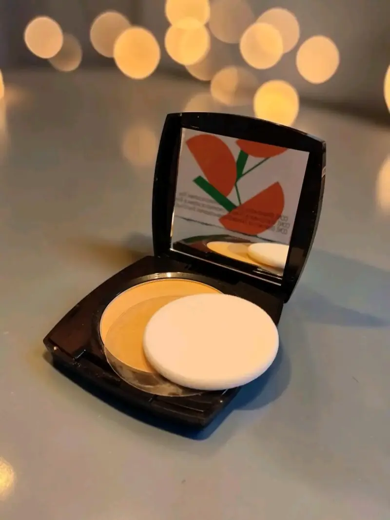 Polvo compacto con espejo y aplicador Avon