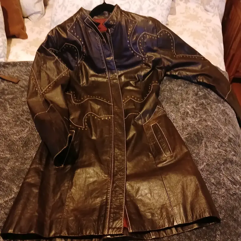 Abrigo de cuero marrón con diseño único