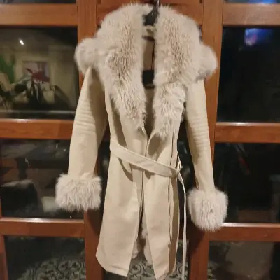 Abrigo de mujer con cuello de piel sintética - miniatura 2