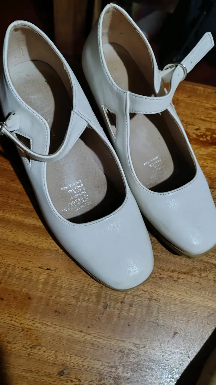 Zapatos de baile blancos con hebilla
