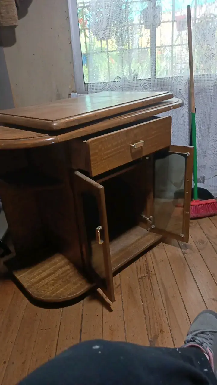 Mueble de madera con puertas de vidrio - 1
