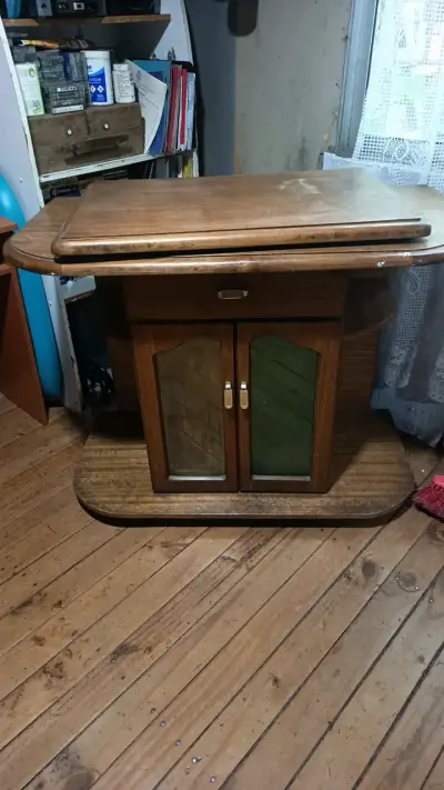 Mueble de madera con puertas de vidrio - miniatura 2