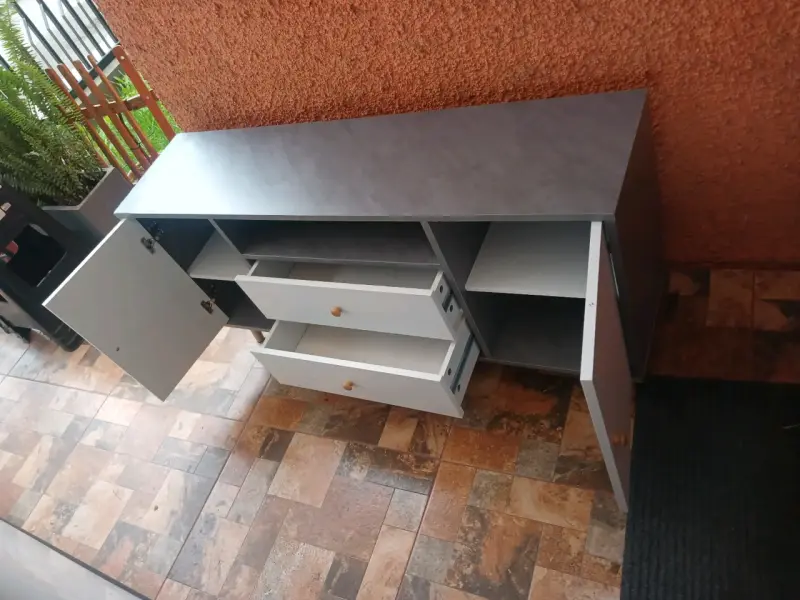 Mueble de almacenamiento con cajones y puertas - 1