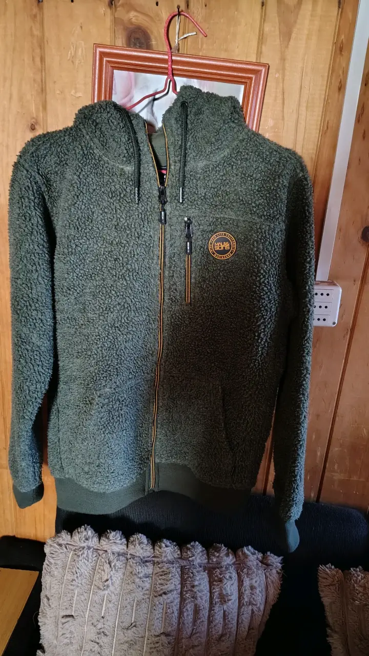 Chaqueta de lana verde con cierre frontal