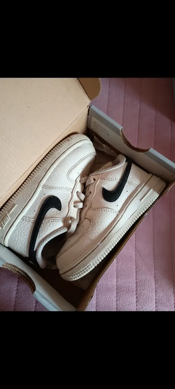 Zapatillas deportivas blancas con logo negro - 1