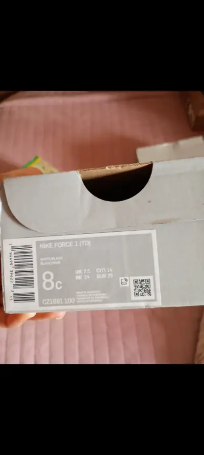 Zapatillas deportivas blancas con logo negro - miniatura 2