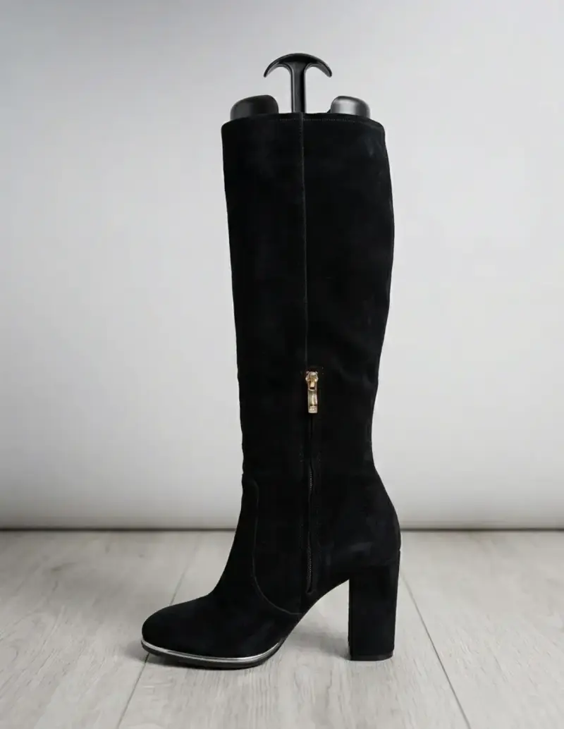 Botas altas de gamuza negra con tacón - 1