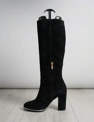 Botas altas de gamuza negra con tacón - miniatura 1
