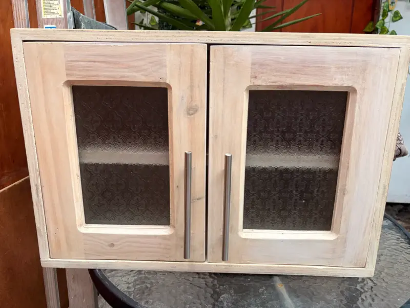 Armario de madera con puertas de vidrio decorativo - 1