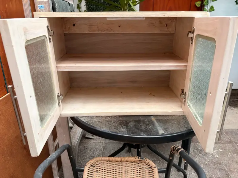 Armario de madera con puertas de vidrio decorativo - 2