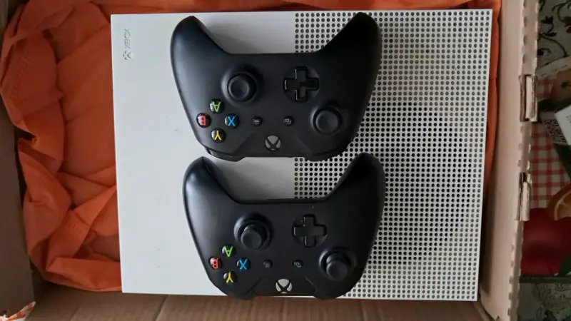 Consola Xbox One S con dos controles - 1