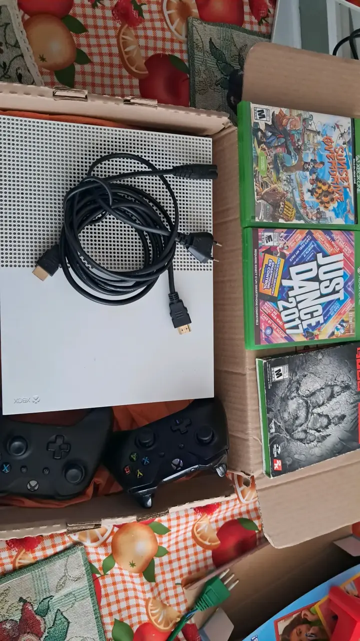 Consola Xbox One S con dos controles - 3
