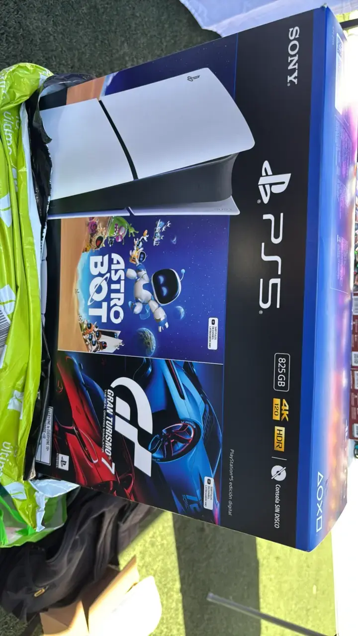 Consola PS5 Sony con Astro Bot y Gran Turismo 7 - 2
