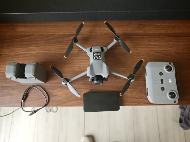Drone DJI con control remoto y baterías adicional - 1