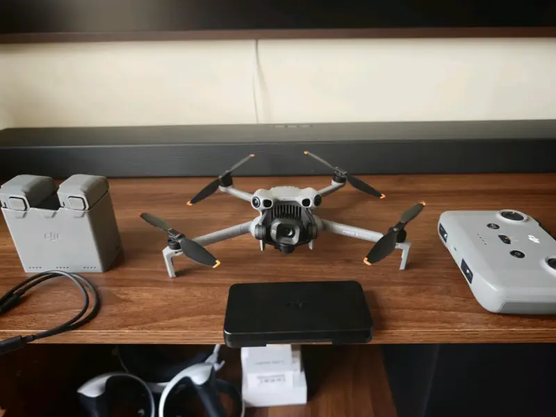 Drone DJI con control remoto y baterías adicional - 2