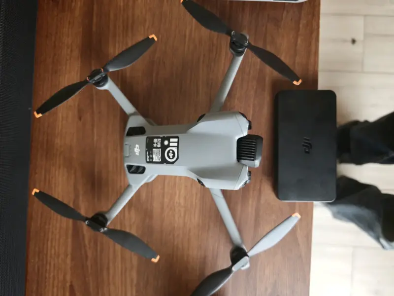 Drone DJI con control remoto y baterías adicional - 3