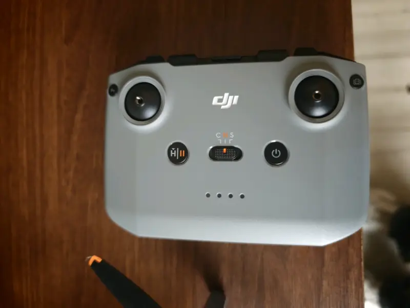Drone DJI con control remoto y baterías adicional - 4